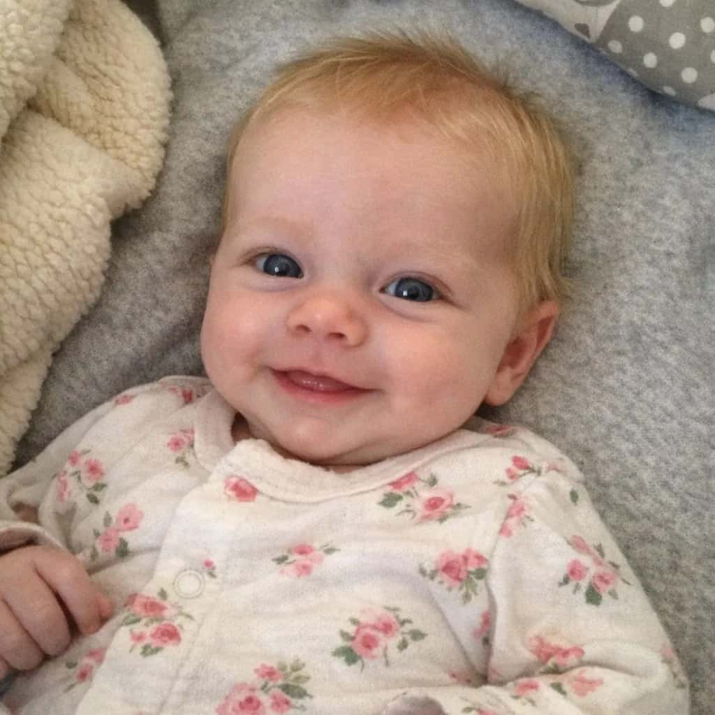Foto van baby Yara, de basis voor haar geïllustreerde personage